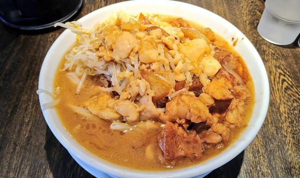 「【限定】和牛ホルモンスタミナラーメン(ヤサイ少･ニンニク)」@豚仙人 藤沢店の写真