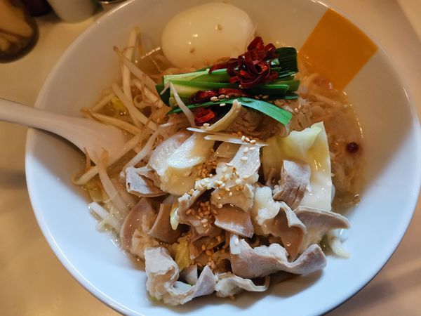 「塩もつもぐらー麺」@塩生姜らー麺専門店 MANNISH 浅草店の写真