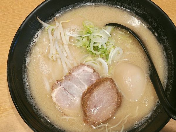 「博多ラーメン＋味付玉子」@博多麺神 東上野店の写真