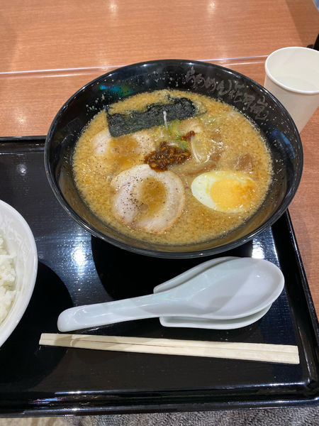 「嵐げんこつ醤油らあめん➕麺固め➕背脂多め➕半ライス（無料クーポン」@らあめん花月嵐 アリオ北砂店の写真