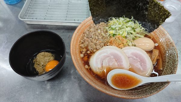 「味玉覆麺正油ラーメン＋北寄貝ソース＋ネギ＋海苔W＋生卵」@覆麺 智の写真