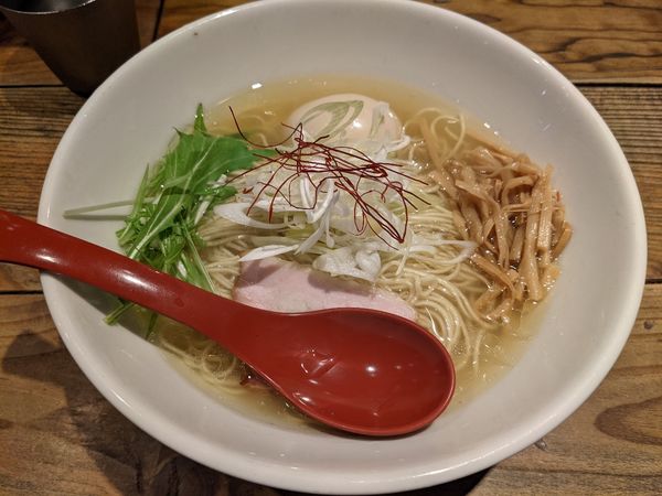 「鶏出汁味玉塩ラーメン990円」@麺屋 翔 西新宿本店の写真