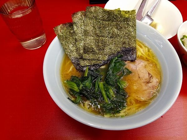 「ラーメン 並 680円 硬め　半ライス　ニンニク」@横浜家系ラーメン おうじ家の写真