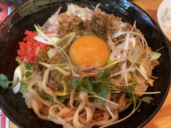 「赤辛まぜそば(小)¥900+粉チーズ¥50+半ライス¥150」@浦和まぜそば 志げるの写真