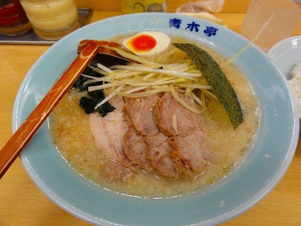 「チャーシュー麺醤油800円麺硬め/脂多め　半ライス」@ラーメン青木亭 越谷店の写真