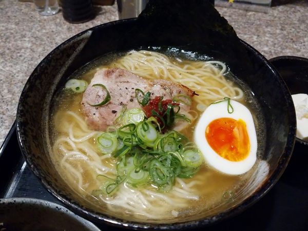 「特製豚かつおラーメン(900円)+豚めし(300円)」@酒肴旬彩 たくみやの写真