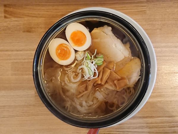 「煮たまご入りワンタンメン」@ワンタンメンの満月 三鷹店の写真