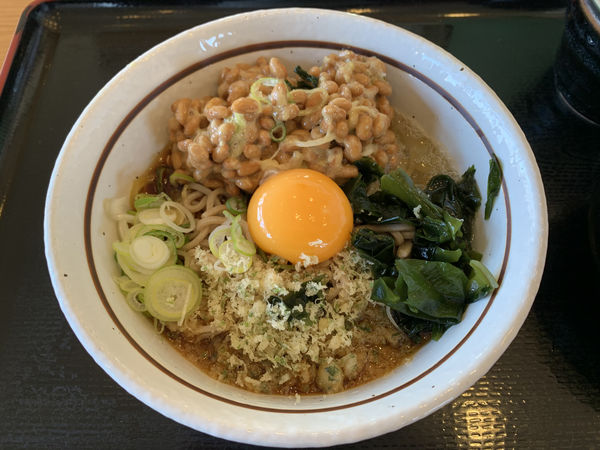 「冷やしたぬき納豆月見そば 550円」@山田うどん 北中店の写真