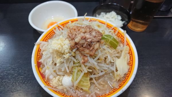 「ラーメン(豚１枚)＋生卵＋うずら＋玉ねぎ」@えどもんどの写真