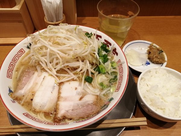 「らーめん 650円 追いもやし、めし小 各50円」@らーめん天天有 神田の写真