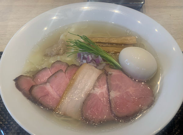 「特製塩ラーメン大盛」@宍道湖しじみ中華蕎麦 琥珀 東京本店の写真