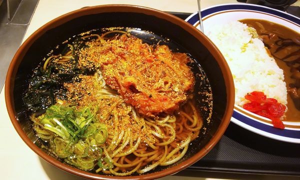 「かけそば大盛（カレーセット）+紅生姜天」@名代 富士そば 飯田橋駅前店の写真