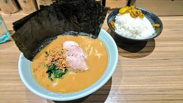 「味噌ラーメン(味濃･麺硬)+海苔･大ライス(サービス)」@横浜らーめん渡来武 総本店の写真