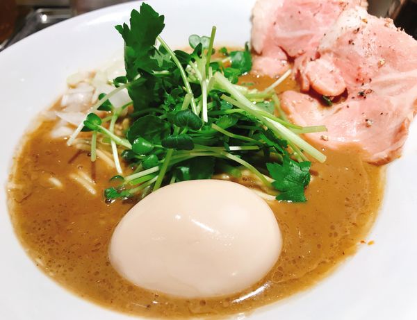 「濃厚烏賊煮干中華そば（醤油）半熟煮玉子入り　８８０円」@麺屋 ねむ瑠の写真