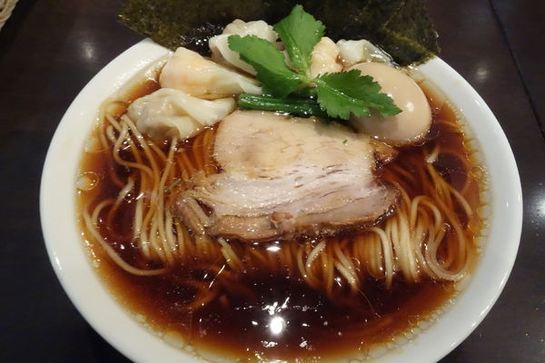 「醤油らーめん（きりっと）+特製仕様」@あはれの写真