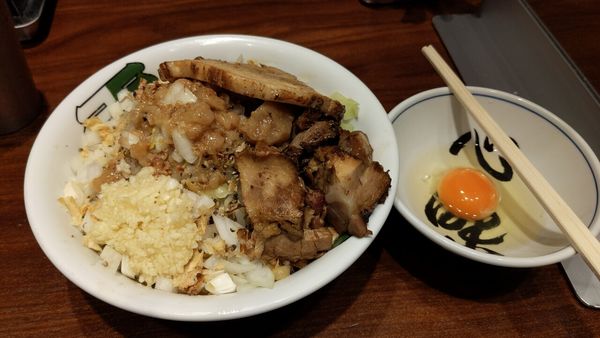 「汁なし（ニンニク）+肉1枚」@ラーメン 雷 東京本丸店の写真