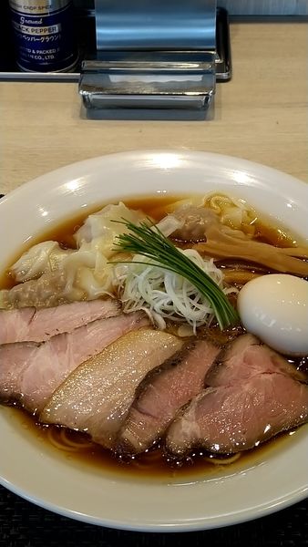 「特製中華そば醤油大盛り+ワンタン」@宍道湖しじみ中華蕎麦 琥珀 東京本店の写真