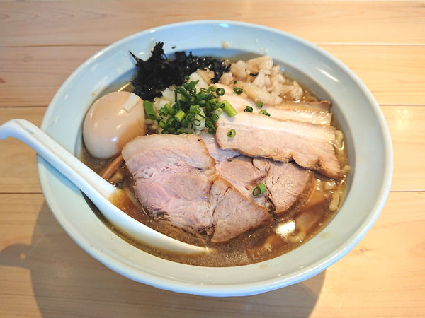 「背脂煮干しラーメン(中盛)+肉増し+味玉」@大衆食堂ゆしまホールの写真