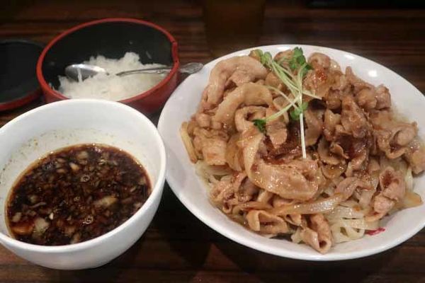 「肉盛りつけ麺並　830円＋肉増し　120円他」@魁 肉盛りつけ麺 六代目けいすけの写真
