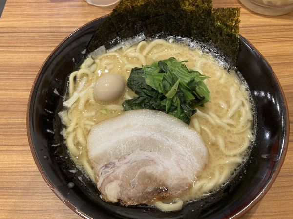 「家系ラーメン(並・醤油)¥740+ハイボール¥100✖️2」@壱角家 大宮南銀座通店の写真