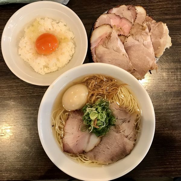 「塩ラーメン ＋ 味玉 ＋ チャーシュー ＋ 卵かけご飯」@かしわぎの写真