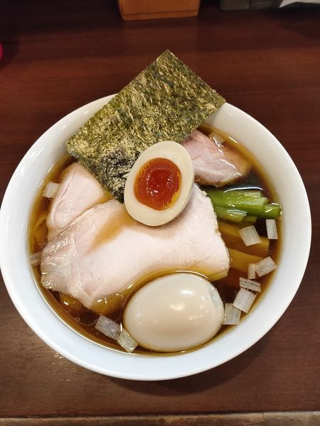 「醤油ラーメン 味玉 チャーシュー ワンタントッピング」@とものもとの写真