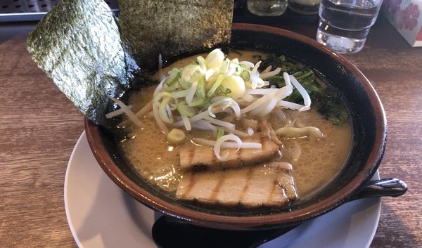 「濃厚豚骨醤油ラーメン」@横濱家系とんこつらーめん 中村家の写真