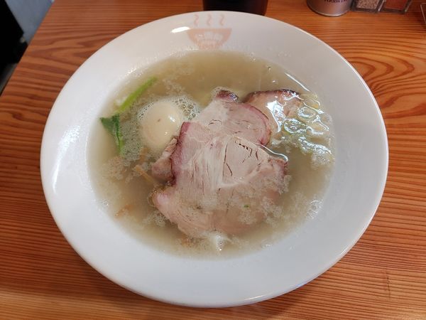 「塩らぁめん　味玉子入り」@公園前の写真