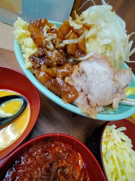 「大まぜそば・ほぐし豚・生卵・チーズ（全マシマシ）」@ラーメン二郎 池袋東口店の写真