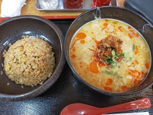 「半炒飯・担々麺」@東竜 新橋店の写真