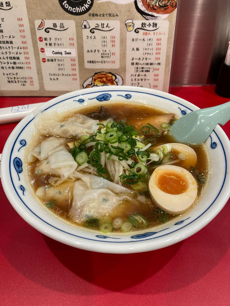 「ワンタン麺+味玉半分」@豚珍行の写真