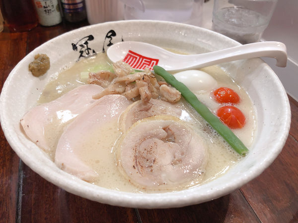「特製純白湯らぁめん」@らぁめん冠尾 恵比寿西店の写真