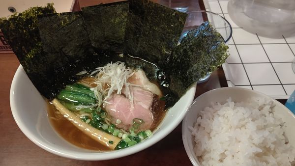 「醤油らぁめん+海苔+ライス」@味香房 海居人の写真