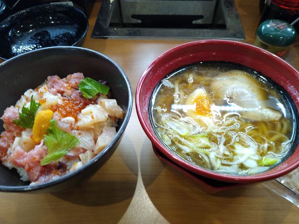 「旬の海鮮丼と追い鰹醤油ラーメンのランチ 770円」@くら寿司 熊谷駅前店の写真