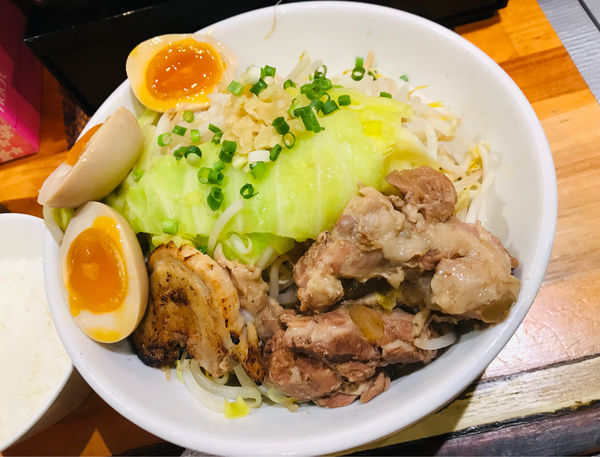 「【限定】ガッツリまぜそば(半ライス付き)＋大盛＋味玉」@千極煮干の写真