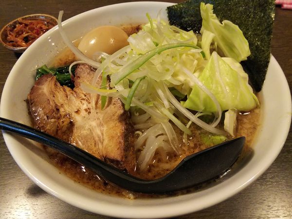 「とん黒　：中麺　＋Ｗトッピング（味玉、きゃべつ）」@信州麺屋 とんずら －カエン－の写真