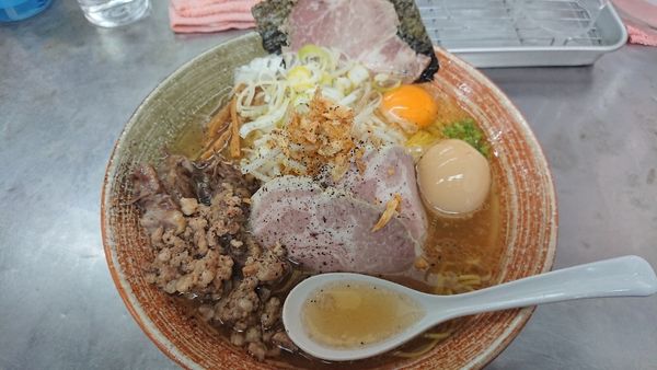 「牛テール出汁塩ラーメン＋味玉＋生卵＋青唐辛子」@覆麺 智の写真