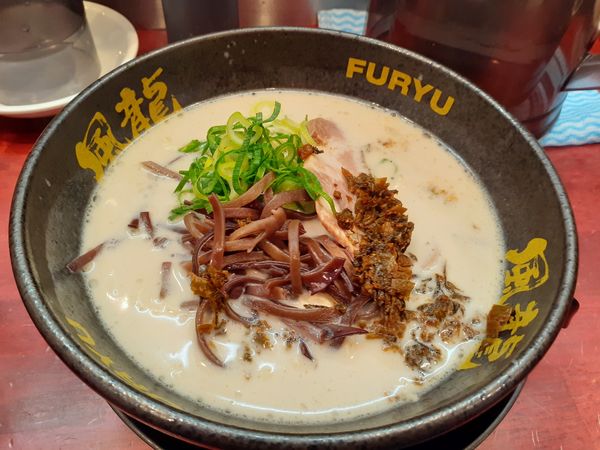 「とんこつラーメン、替え玉2玉」@とんこつラーメン 博多風龍 渋谷店の写真