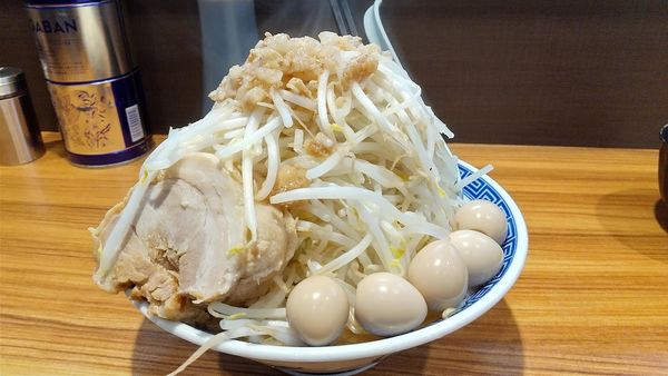 「ラーメン(並) 750円+うずら100円+生たまご50円」@びんびん豚の写真