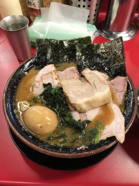 「ちゃーしゅーめん（中盛）脂多め　味玉　豚トロ1枚　ライス」@柏 王道家の写真