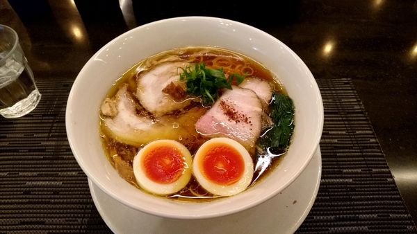 「醤油らぁめん（味玉のせ）1000円」@MENSHOの写真