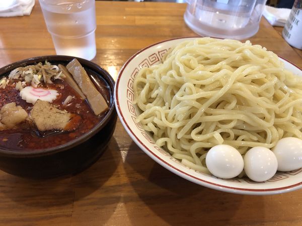 「辛つけ麺大盛うずら」@泪橋 溝の口店の写真