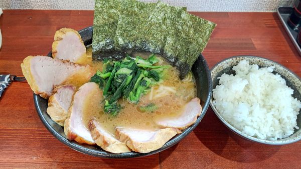 「チャーシューメン+半ライス」@横浜家系らーめん 天王家 寒川総本店の写真