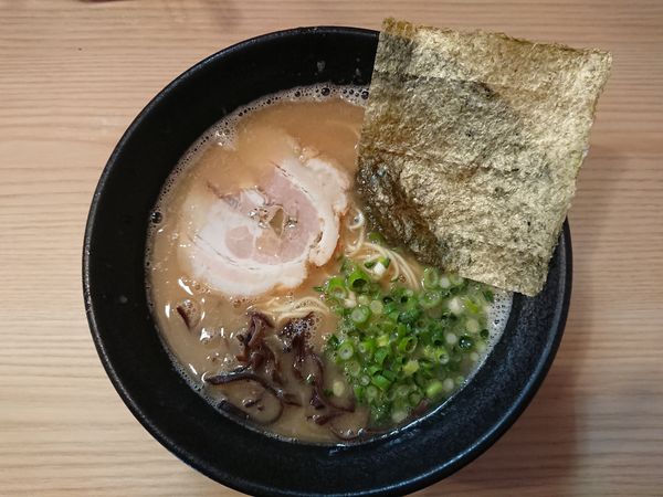 「ラーメン￥680(替玉1玉&ﾗｲｽｻｰﾋﾞｽ)」@九州とんこつらーめん ひらさわの写真