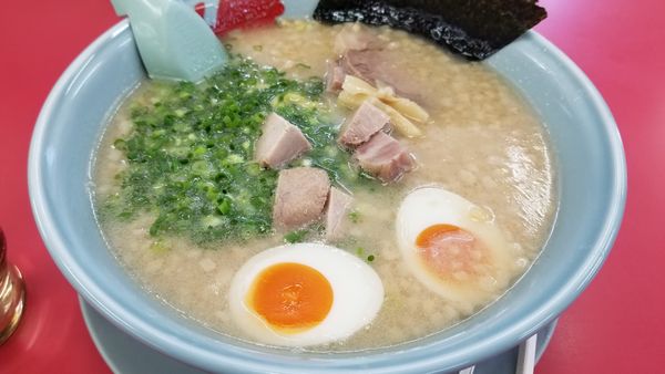 「プレミアム塩豚骨ラーメン　中　コロチャートッピング」@山岡家 松本店の写真