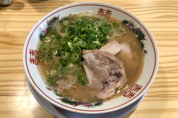 「豚骨らーめん600円+もつごはん300+替玉」@てっちゃんの写真