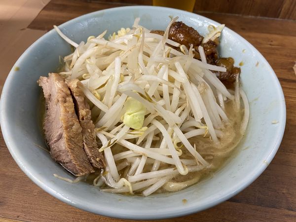 「ラーメン(麺少なめ、油、ニンニク少し)」@ラーメン二郎 池袋東口店の写真