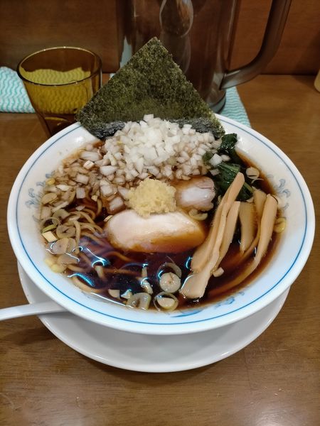 「生姜醤油ラーメン中太麺 さらし玉ねぎ」@らーめん曳舟の写真