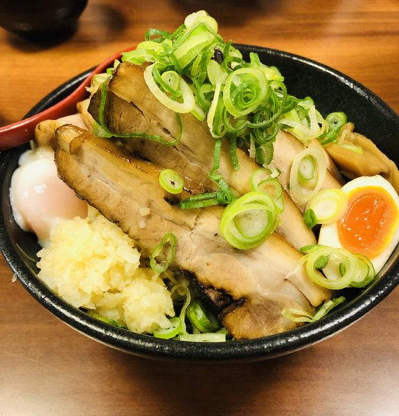 「ブラックペッパージャンクまぜそば(肉増温玉)1250円」@麺処 若武者の写真