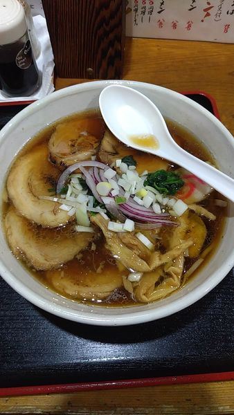 「川越醤油(中太麺)+炙りチャーシュー」@麺屋 芽ぶきの写真